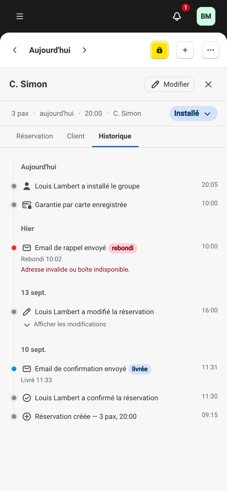 L'onglet Historique d'une réservation, avec ses événements datés — cycle de vie, garantie, et emails envoyés au client avec leur statut de remise (livrée, rebondi).