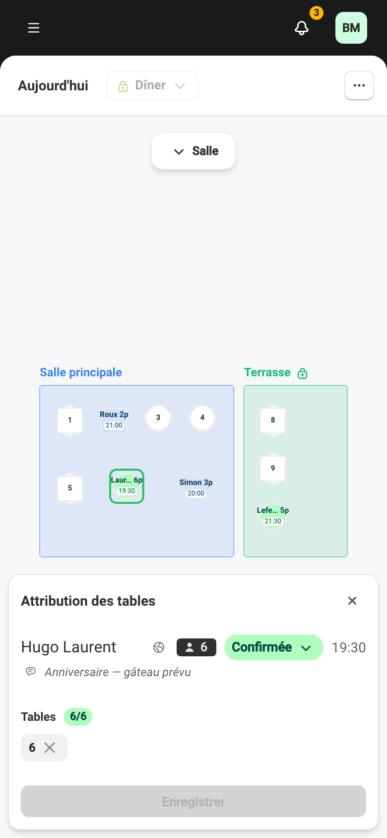 Le volet Attribution des tables : le récapitulatif de la réservation, les tables sélectionnées et le bouton d'enregistrement.